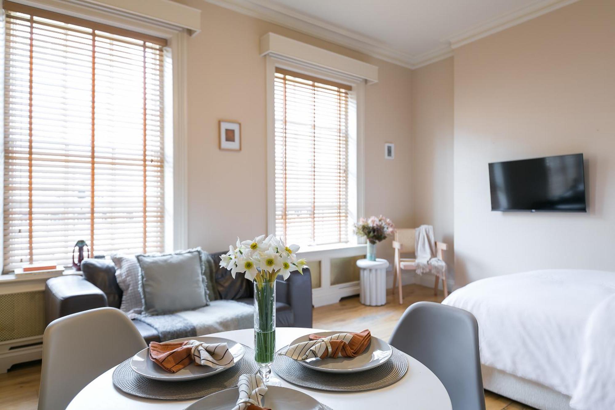 Small Sun Lit Studio Minutes From Kings Cross Station Apartamento Londres