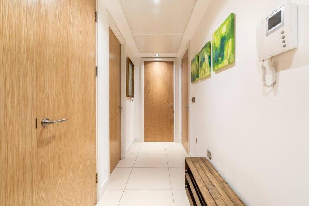 1 Bedroom Penthouse Flat In East Apartamento Londres