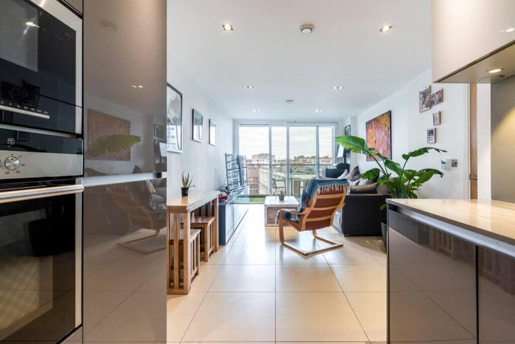 1 Bedroom Penthouse Flat In East Apartamento Londres