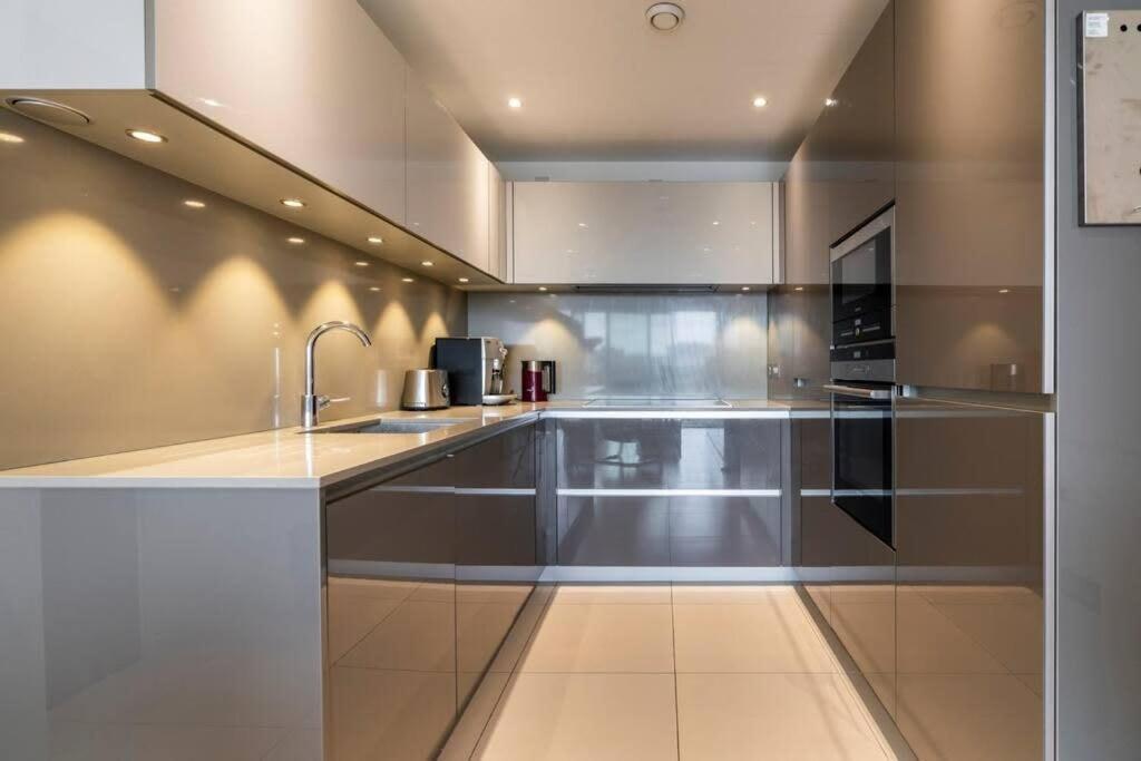 1 Bedroom Penthouse Flat In East * Londres