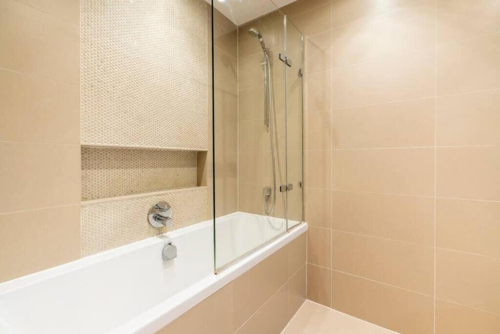 1 Bedroom Penthouse Flat In East Londres
