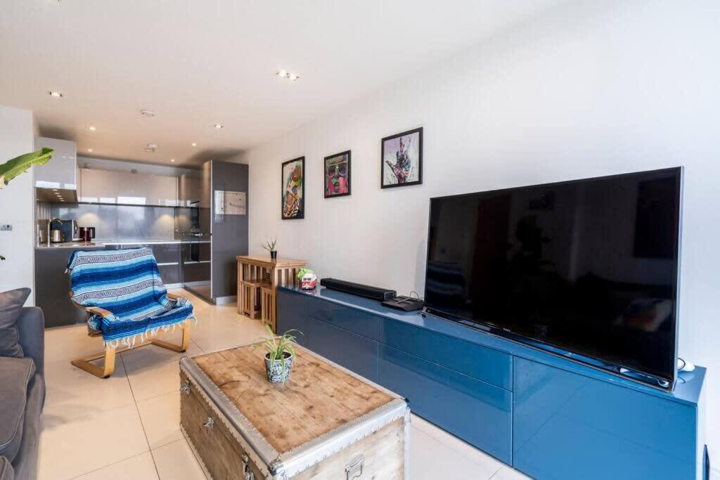 1 Bedroom Penthouse Flat In East *