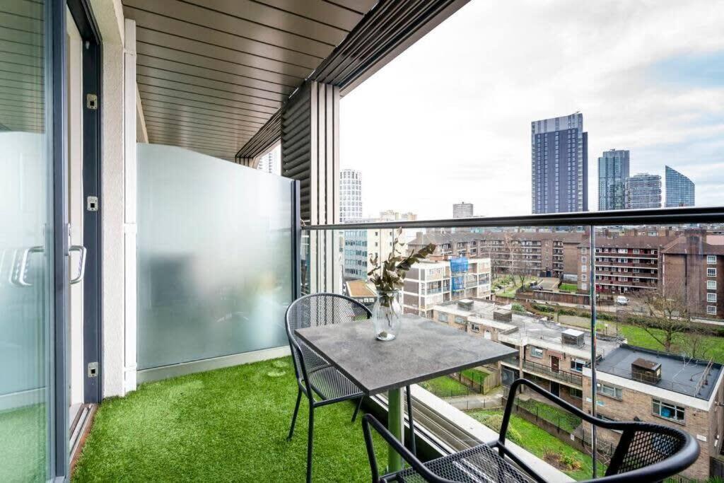 1 Bedroom Penthouse Flat In East Apartamento Londres