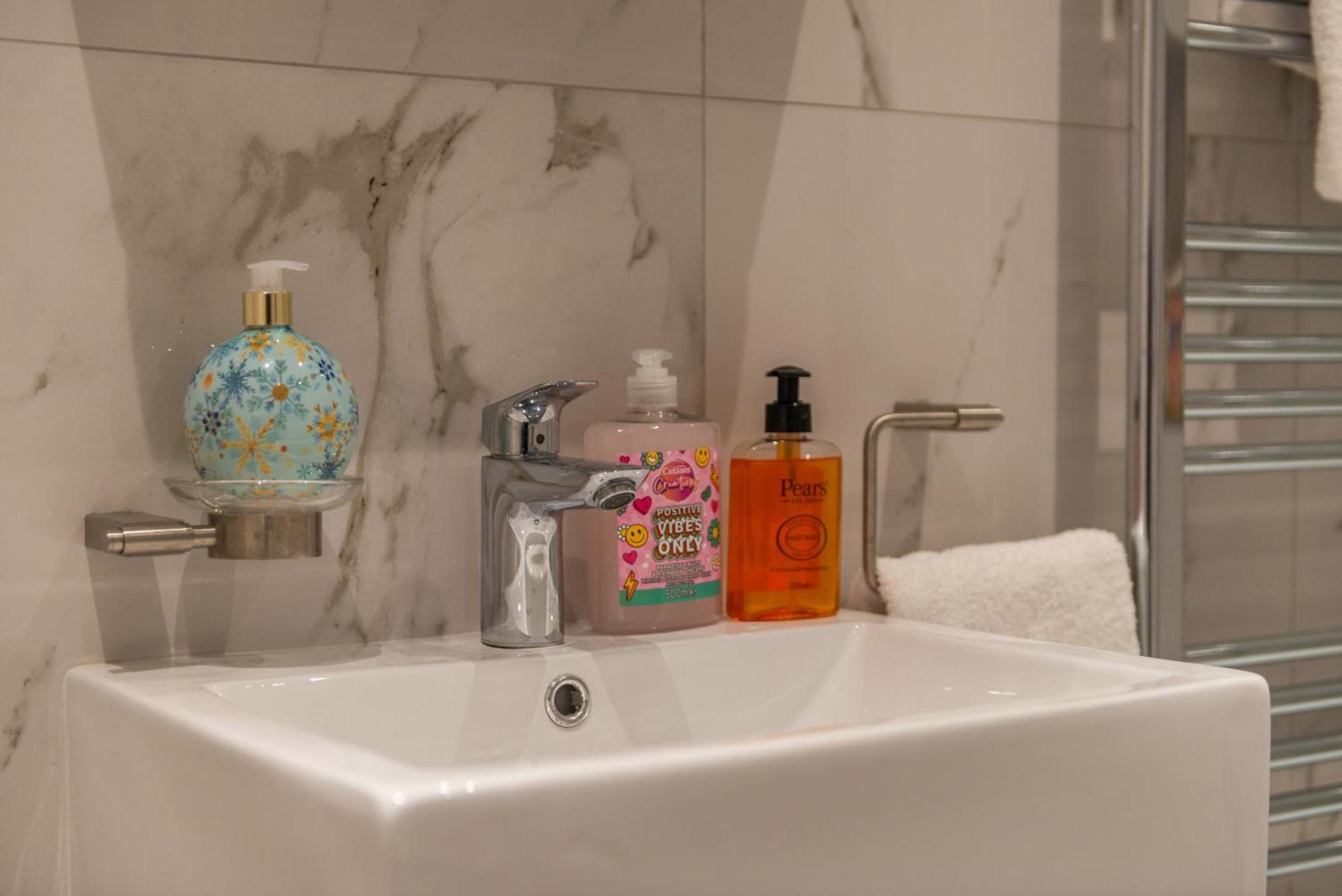 Stylish Spacious Retreat Luxury 2 Bed Haven 2hs *
