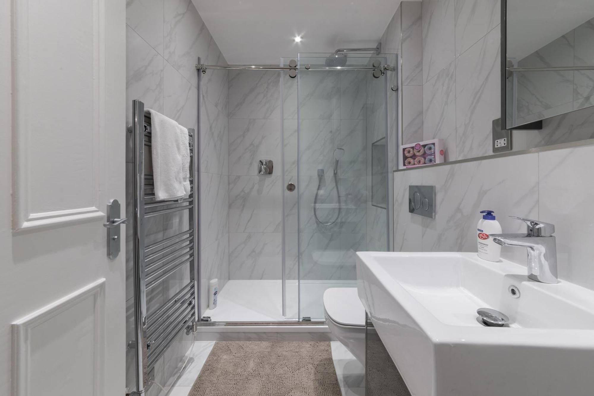 Luxury 3 Bedroom Duplex With Pool Table - 4hs * London