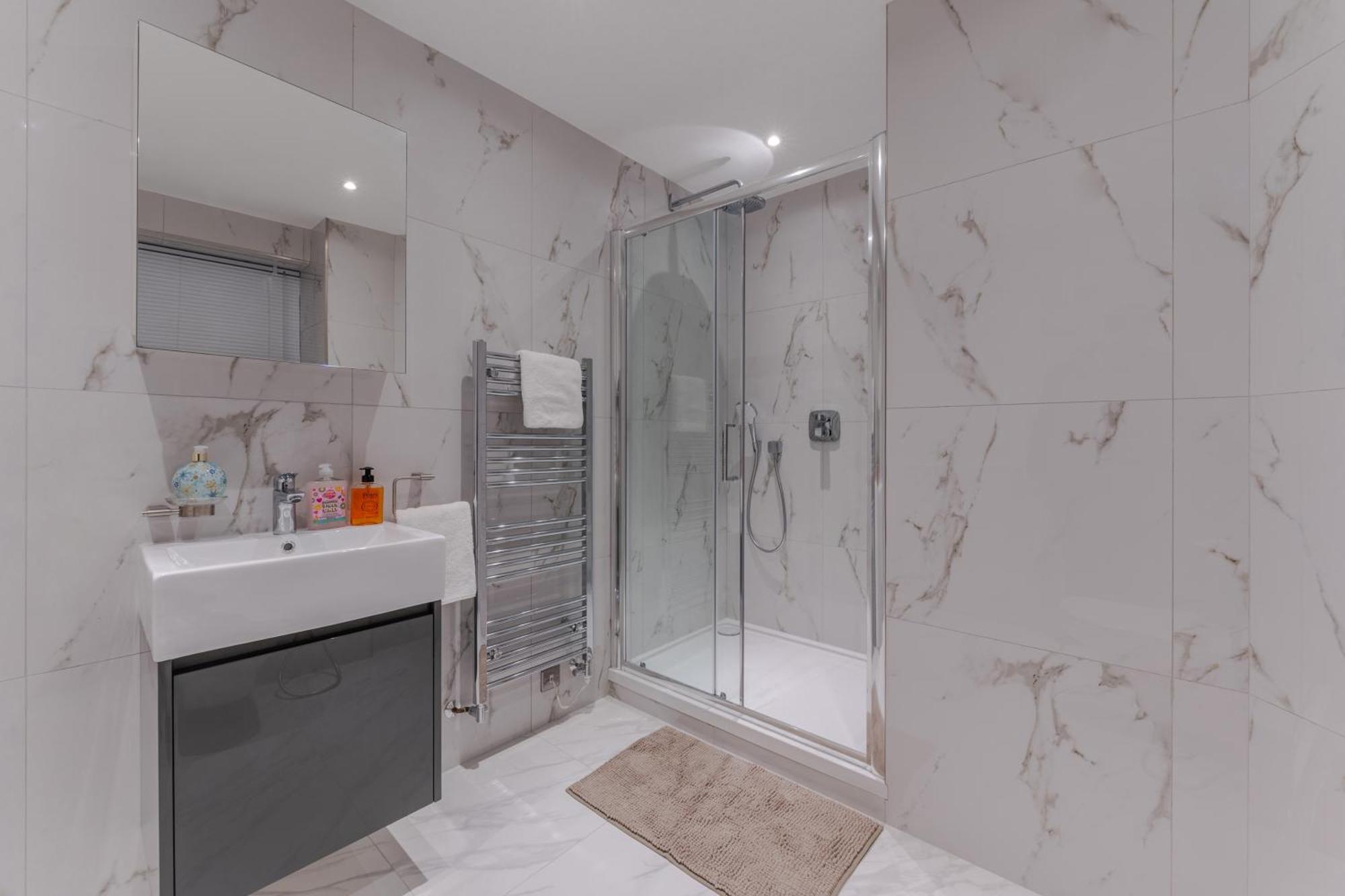 Stylish Spacious Retreat Luxury 2 Bed Haven 2hs Londres