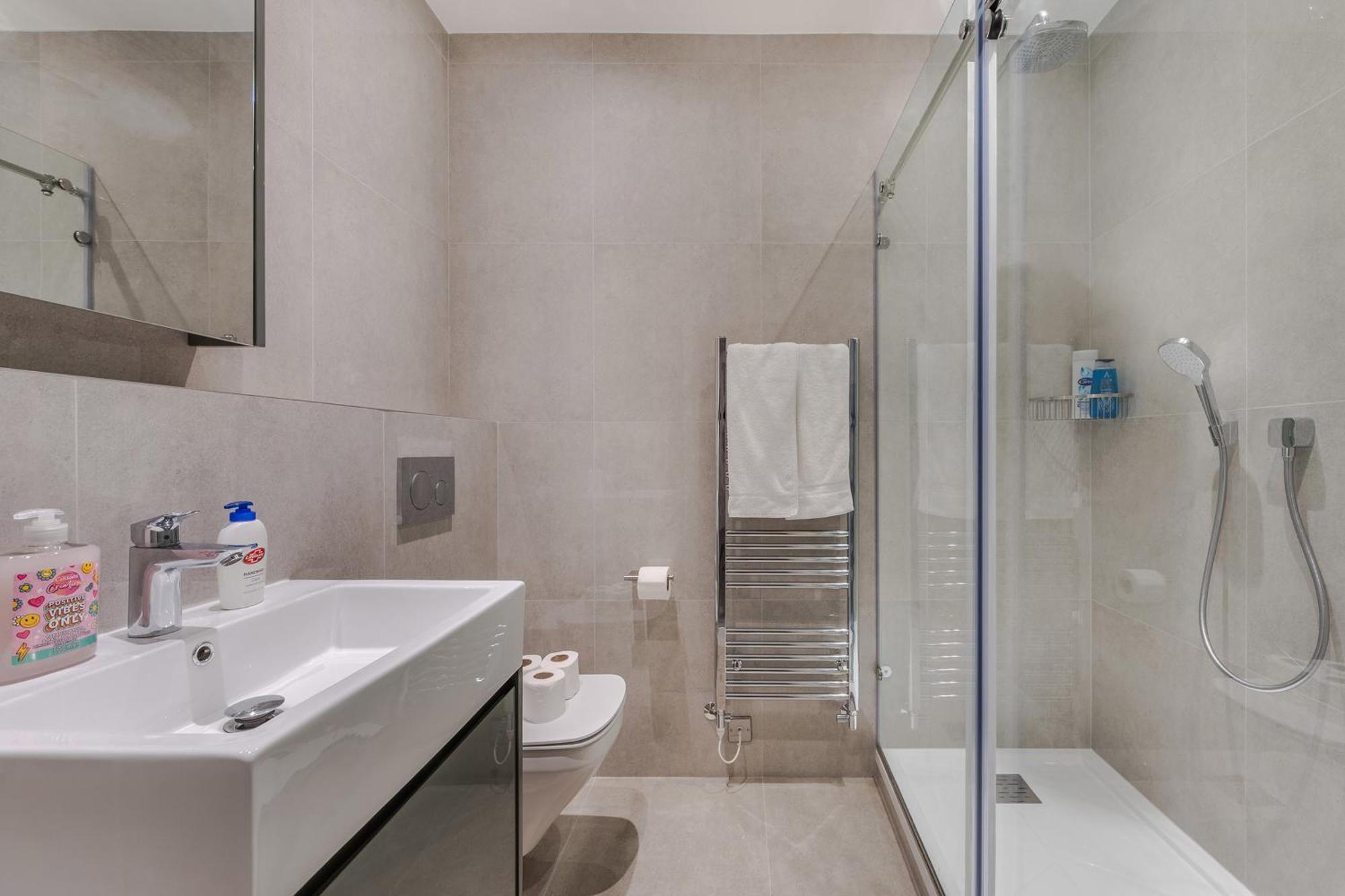 Stylish Spacious Retreat Luxury 2 Bed Haven 2hs