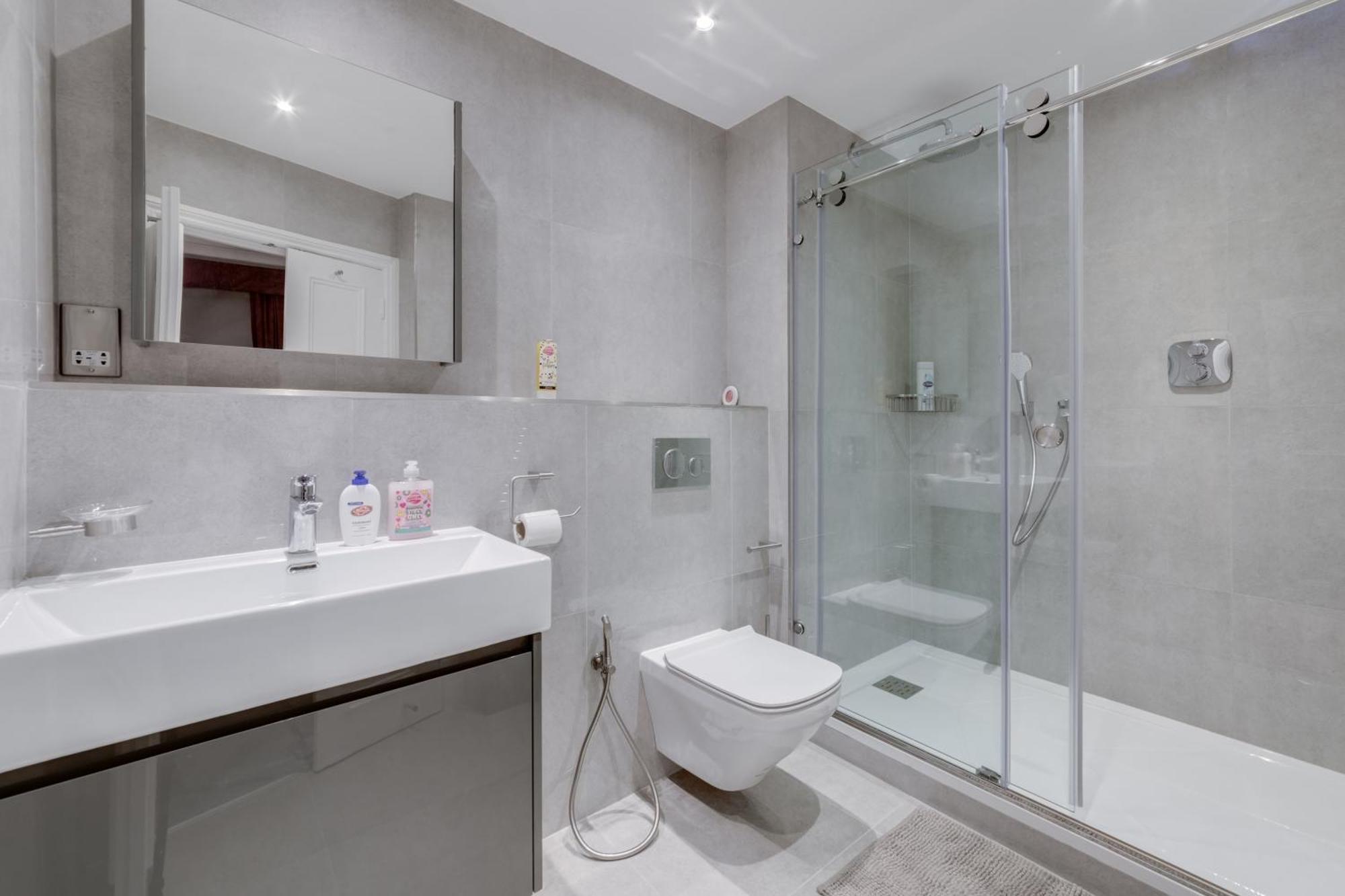 Luxury 3 Bedroom Duplex With Pool Table - 4hs
