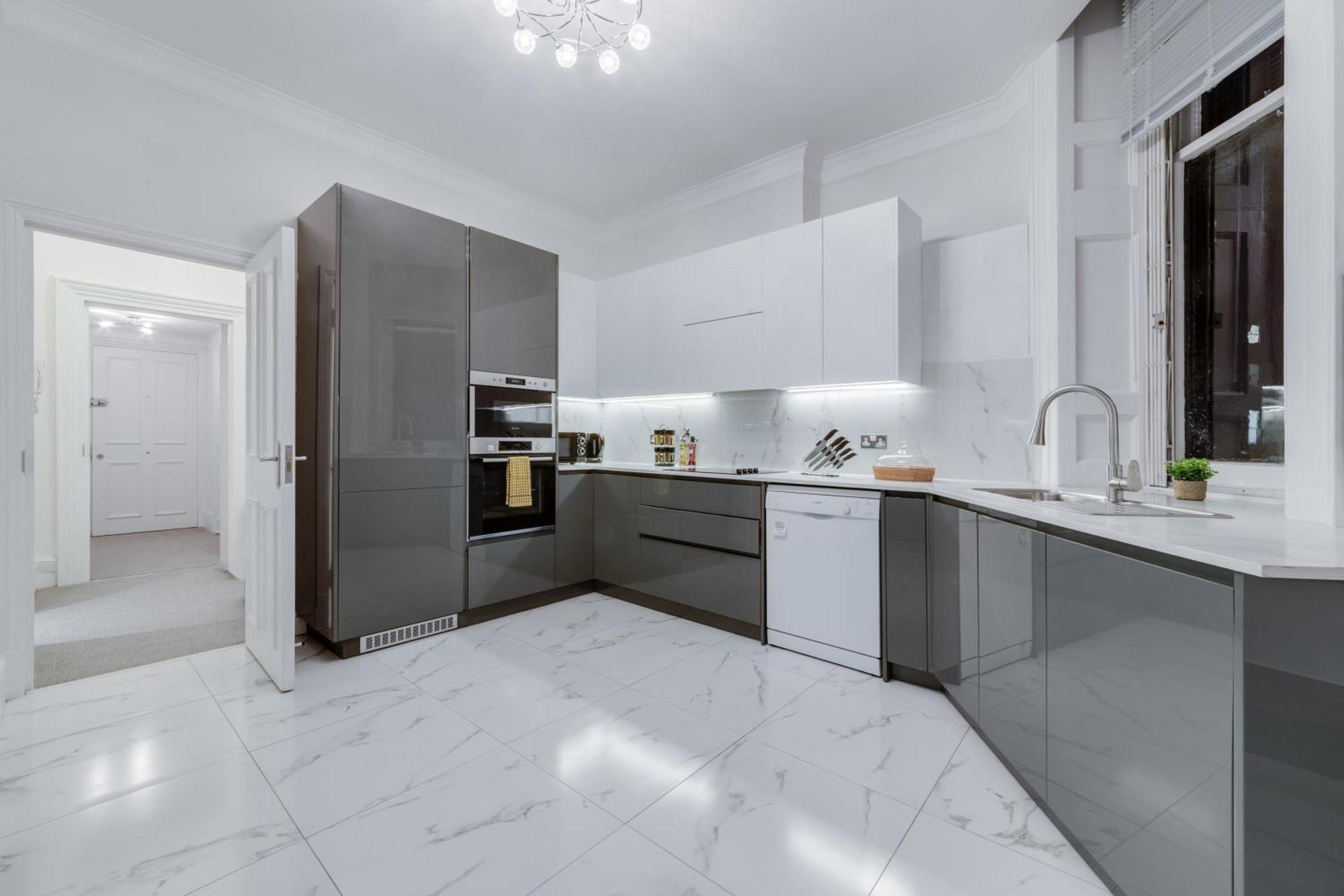 Luxury 3 Bedroom Duplex With Pool Table - 4hs London