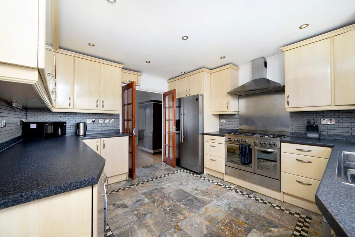 Chic 3br - Eats And Sights Closeby Londres