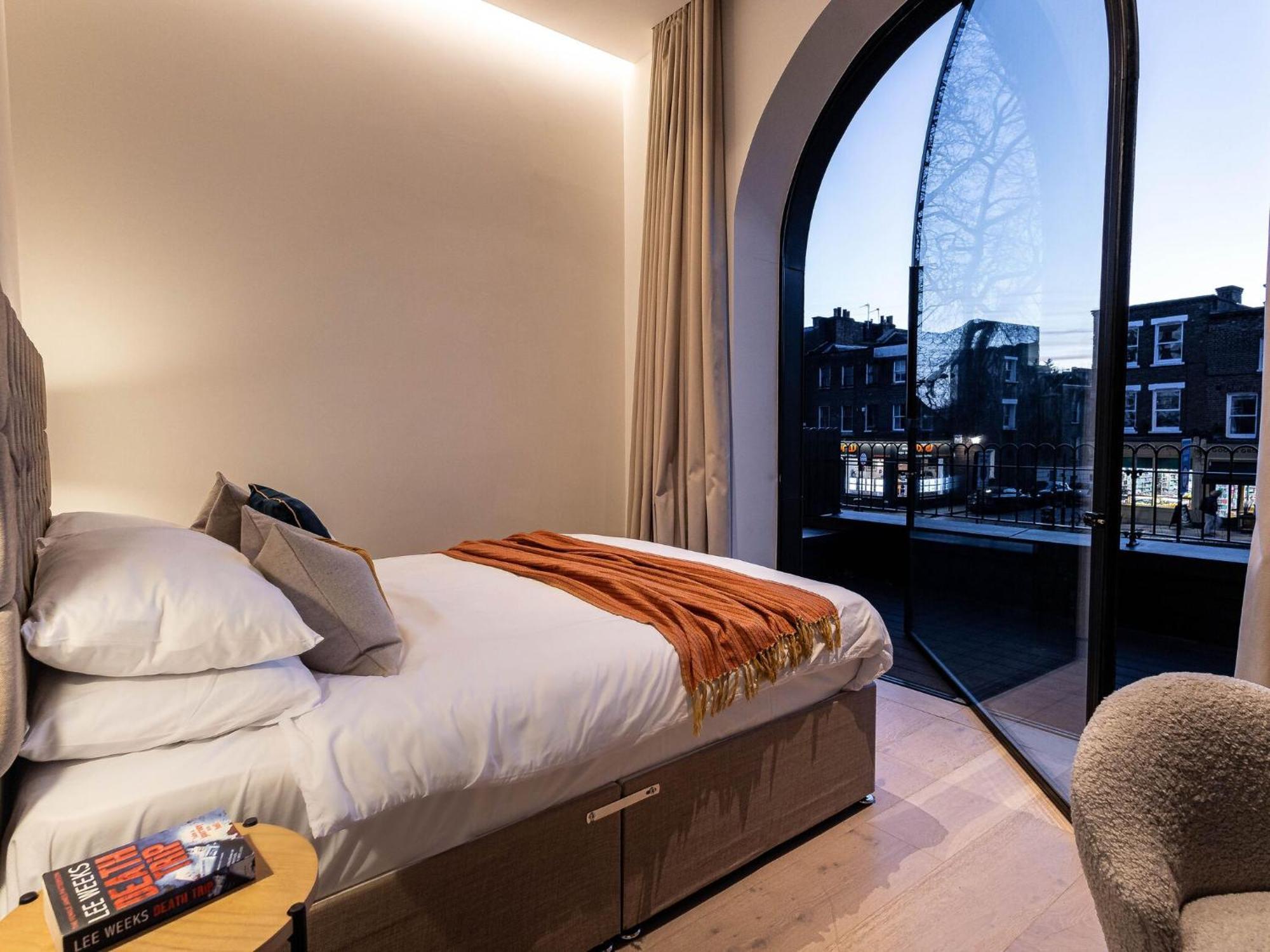 The Arches Luxurious Three Bedroom Close To Hampstead Heath With Garden Balcony And Courtyard