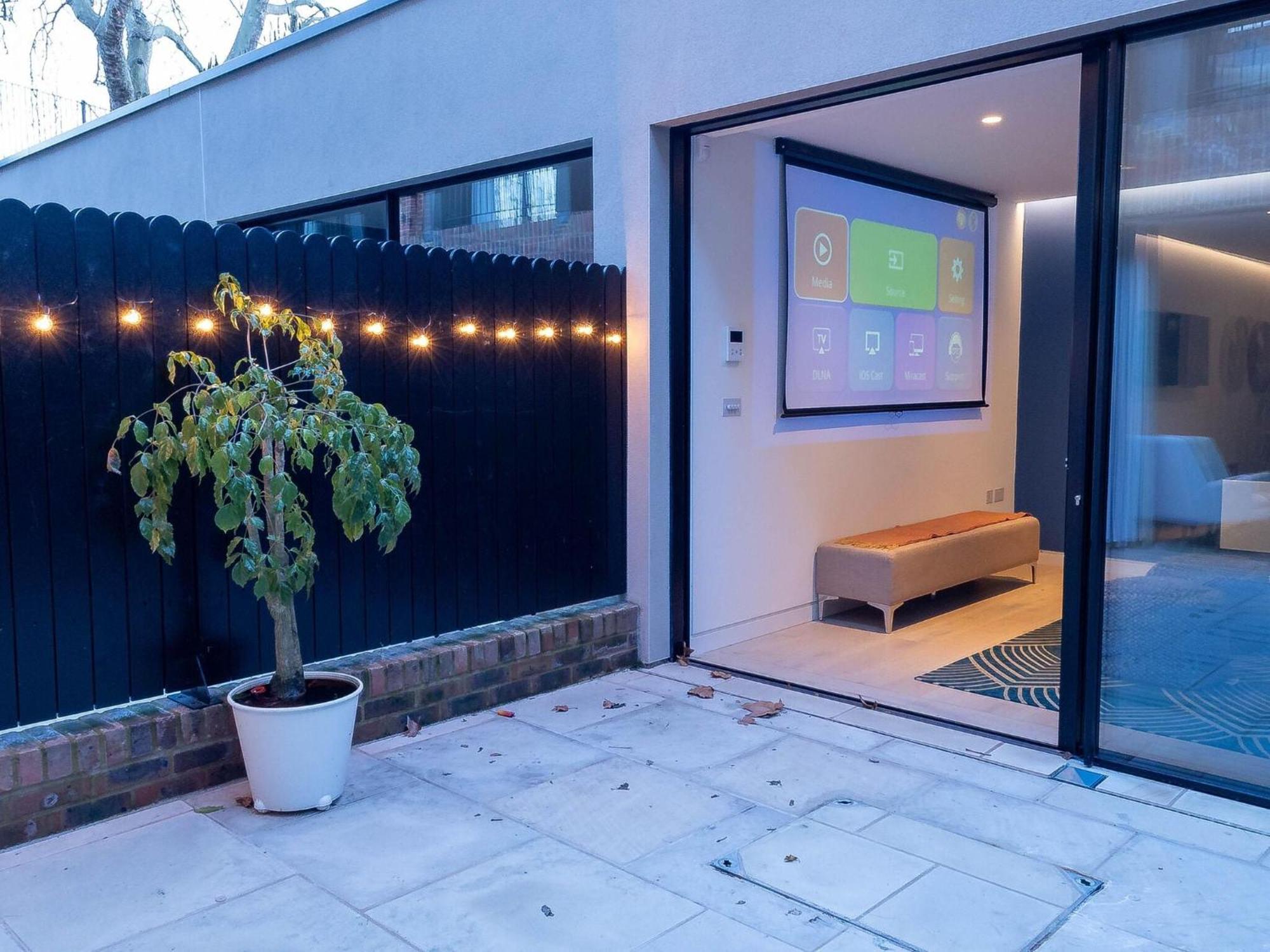 The Arches Luxurious Three Bedroom Close To Hampstead Heath With Garden Balcony And Courtyard London