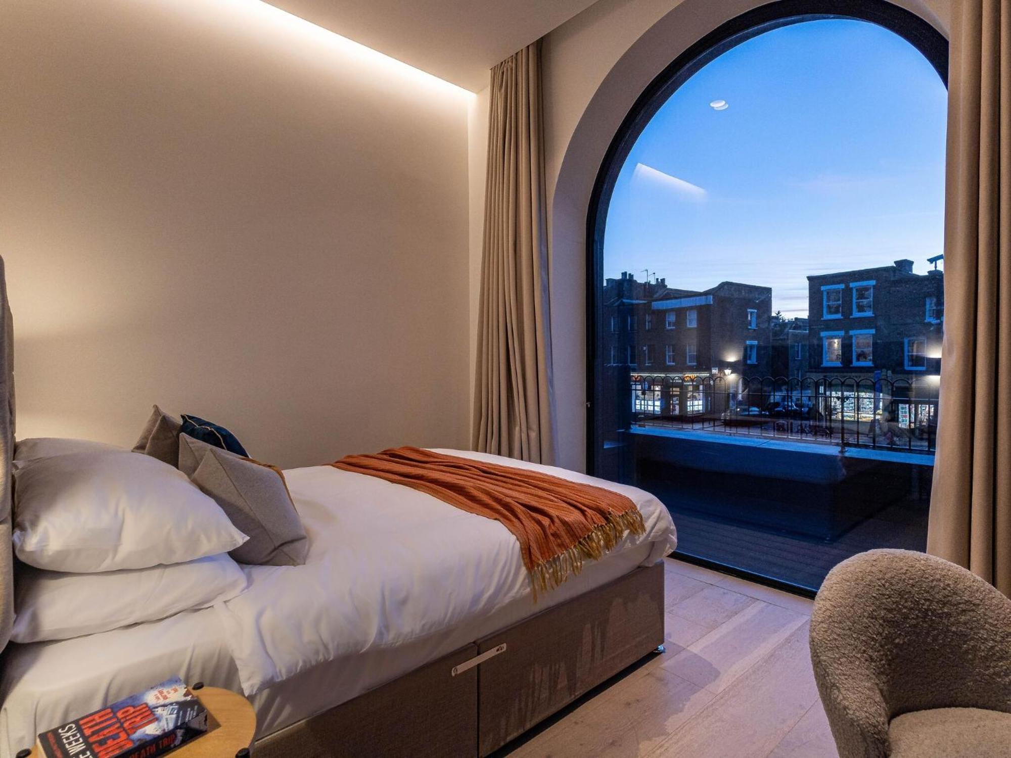 The Arches Luxurious Three Bedroom Close To Hampstead Heath With Garden Balcony And Courtyard