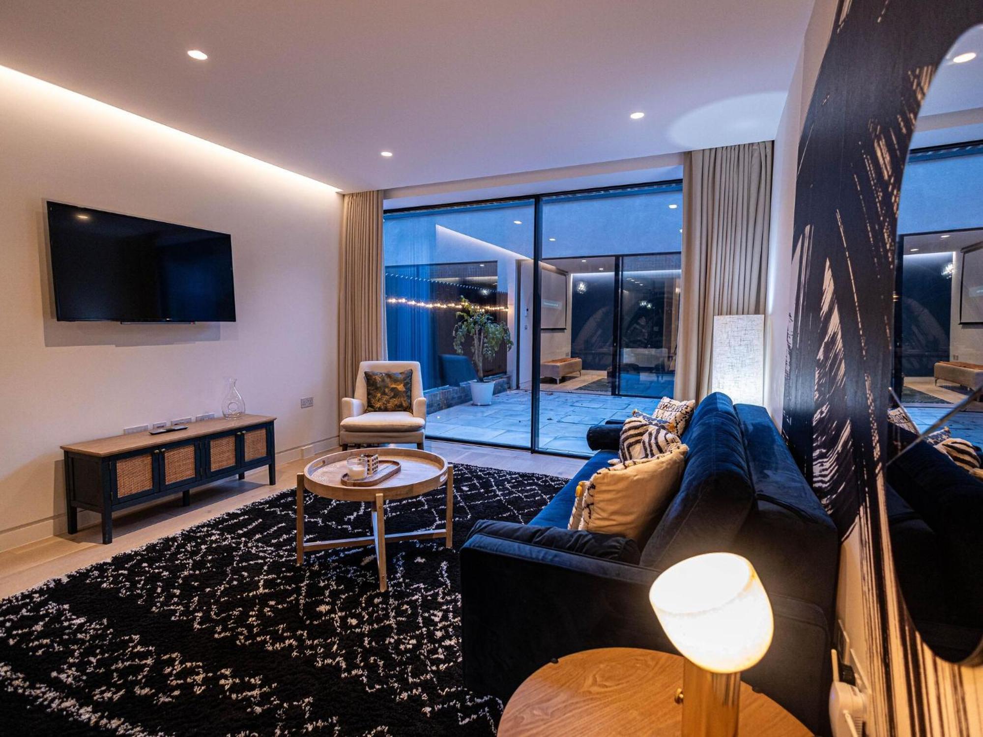 Apartment The Arches Luxurious Three Bedroom Close To Hampstead Heath With Garden Balcony And Courtyard