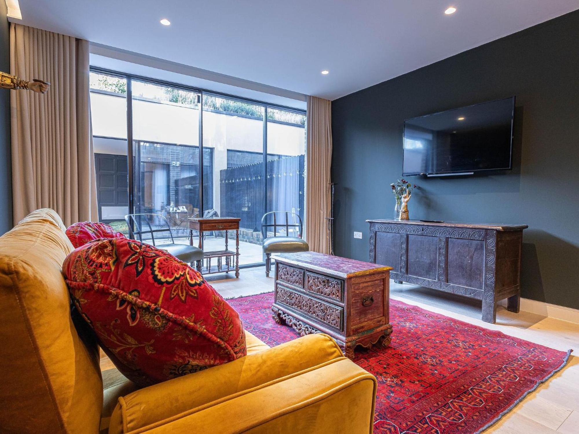 Apartment The Arches Luxurious Three Bedroom Close To Hampstead Heath With Garden Balcony And Courtyard London