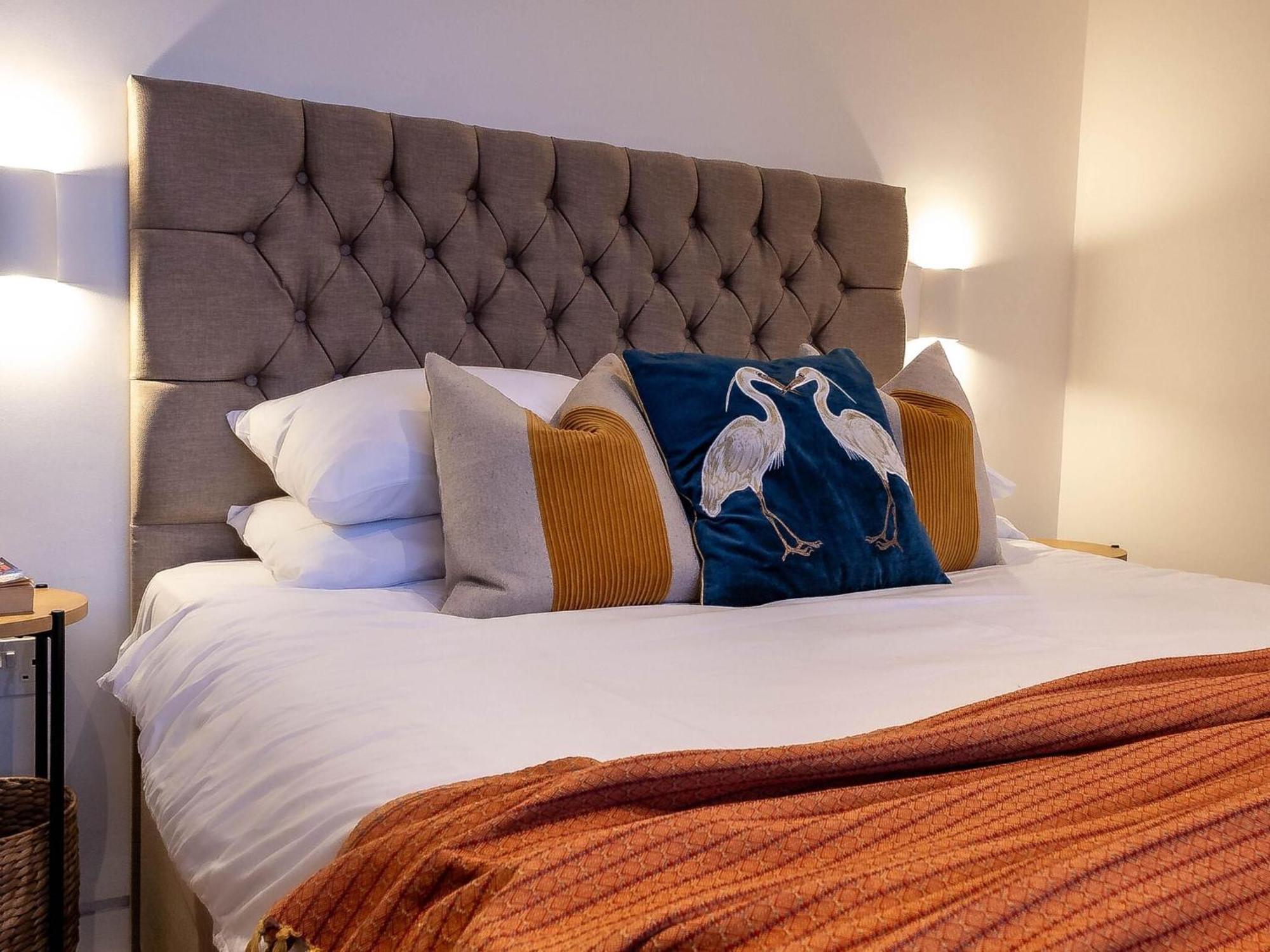 Apartment The Arches Luxurious Three Bedroom Close To Hampstead Heath With Garden Balcony And Courtyard