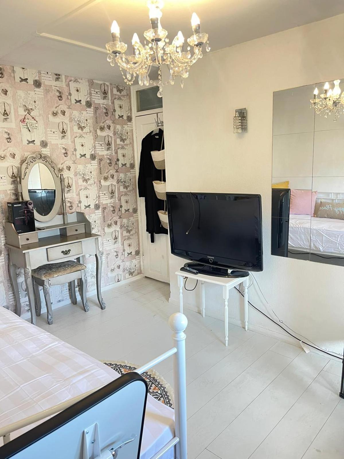 Gasthuis Happy Place With Kitchenette- Female Only *