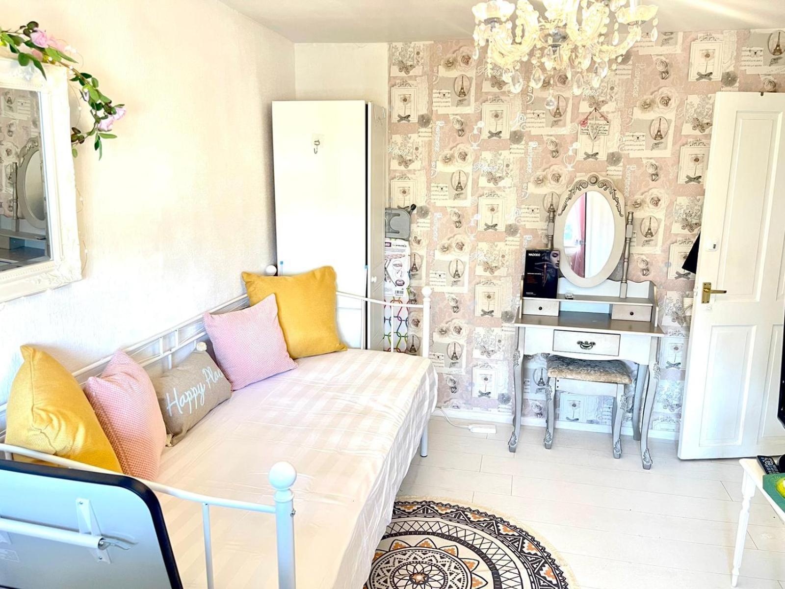 Happy Place With Kitchenette- Female Only Gasthuis Londen