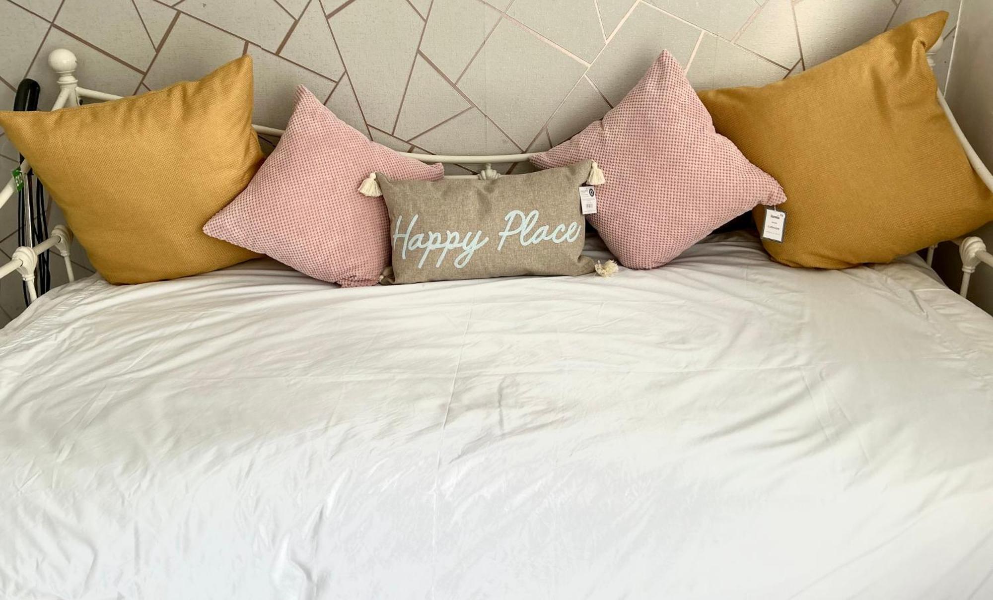 Gasthuis Happy Place With Kitchenette- Female Only Londen