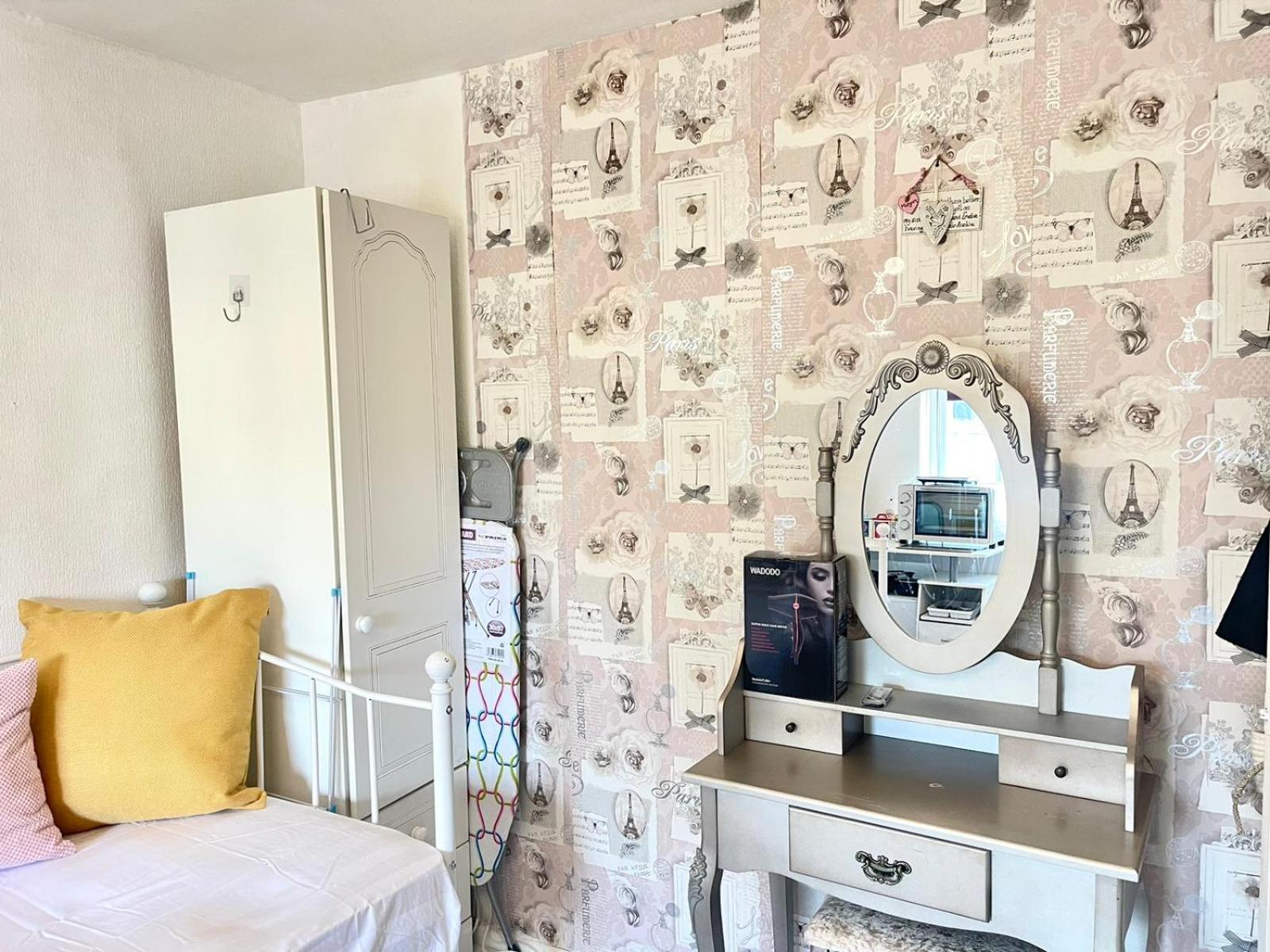 Happy Place With Kitchenette- Female Only * Londen