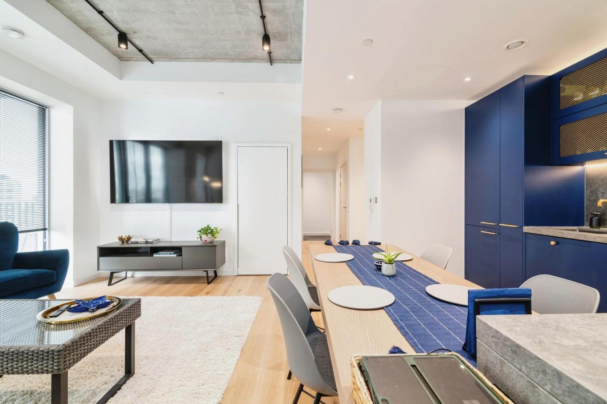Chic 2 Bedroom Flat With Balcony *