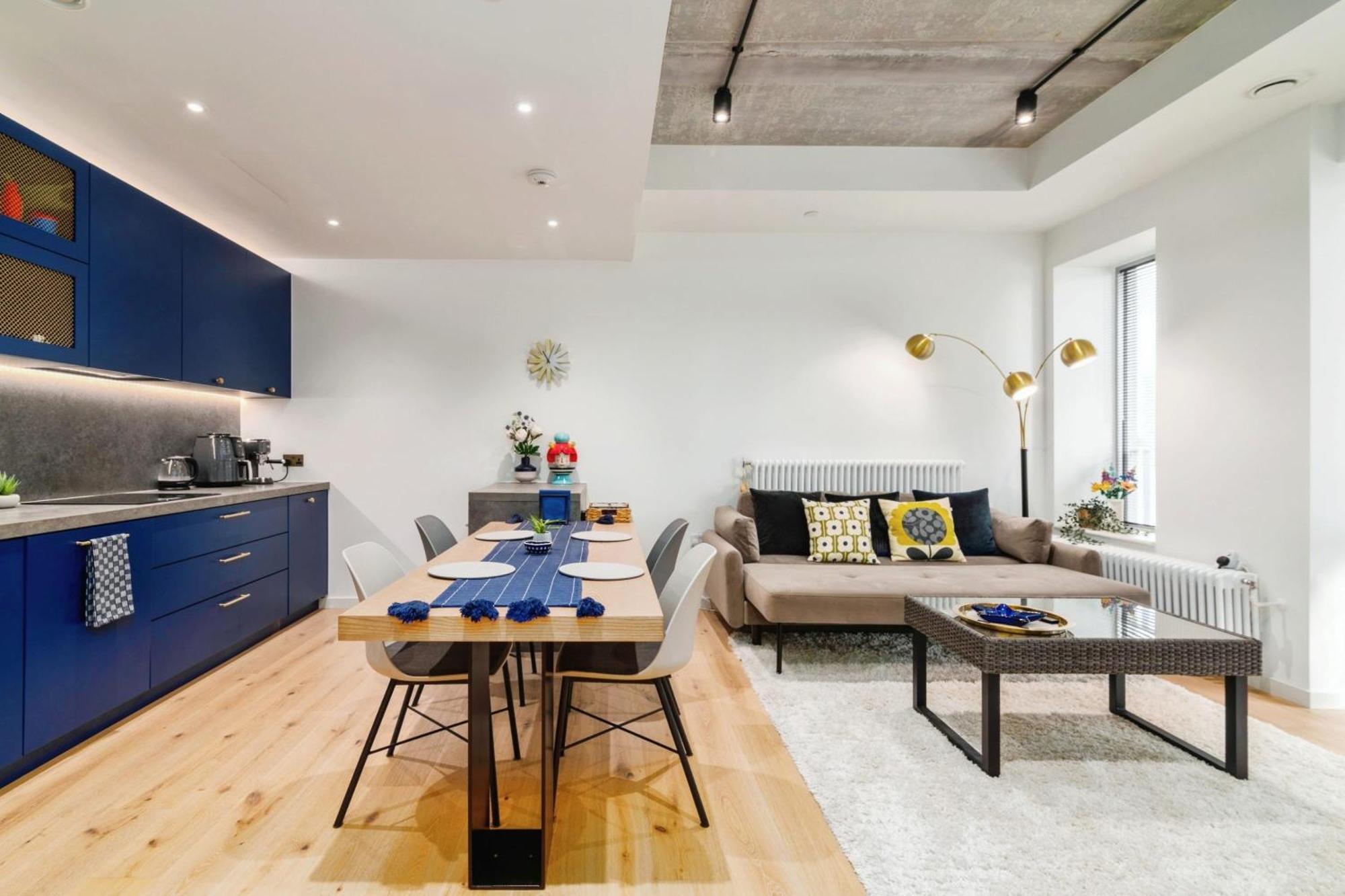 Chic 2 Bedroom Flat With Balcony *