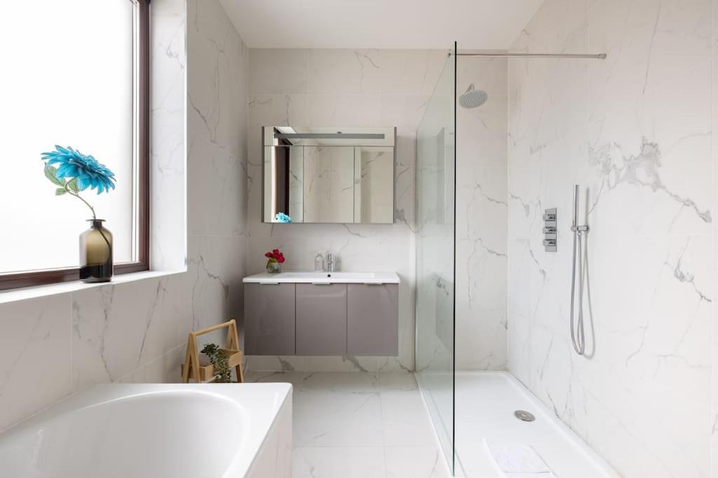Modern 3 Bedroom Townhouse By Wild Roses Holiday home London