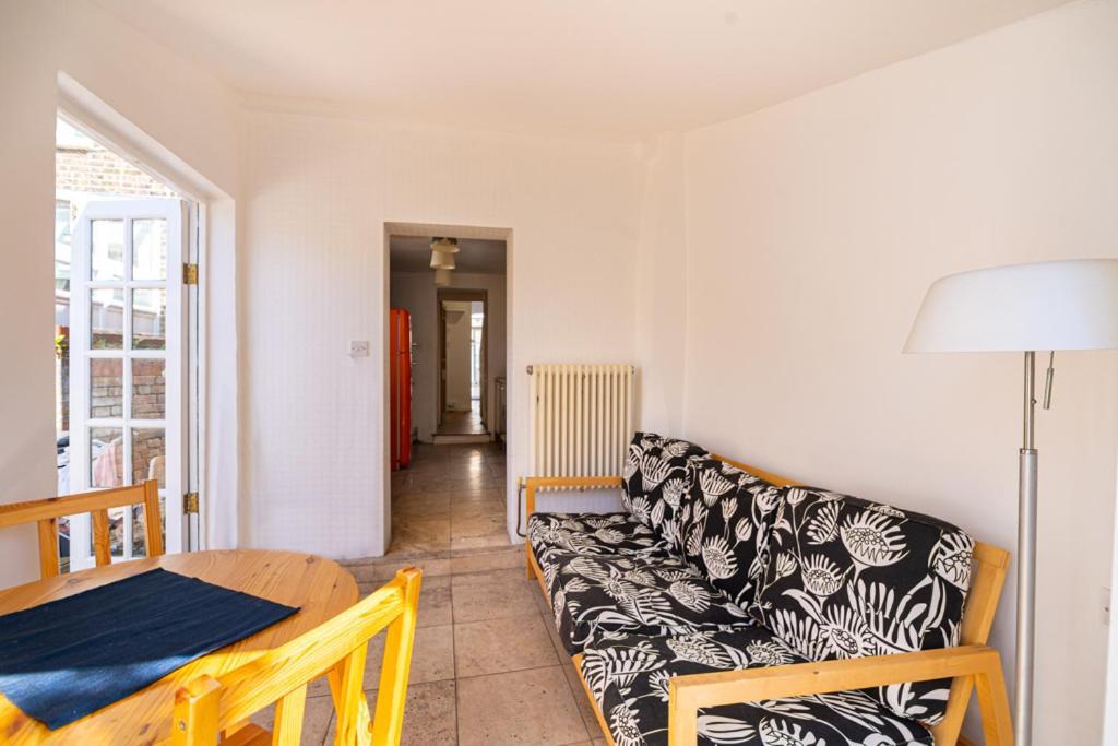 Cozy House With Character & Garden. * London