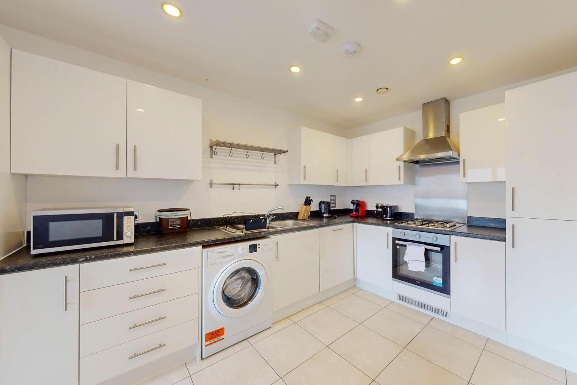 Spacious 3-bed With Balcony, 5-min Walk To Station