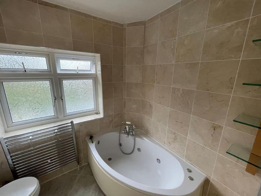 Modern Spacious 4-bed House Apartamento Londres