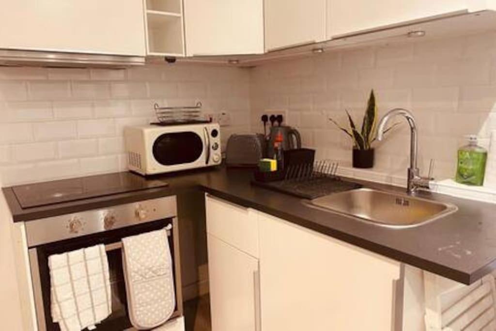 Modern 1 Bed Flat In Hackney With Parking Appartement Londen