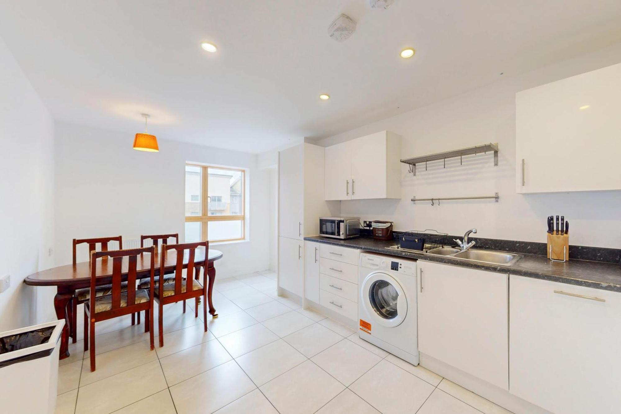 Spacious 3-bed With Balcony, 5-min Walk To Station Apartamento *