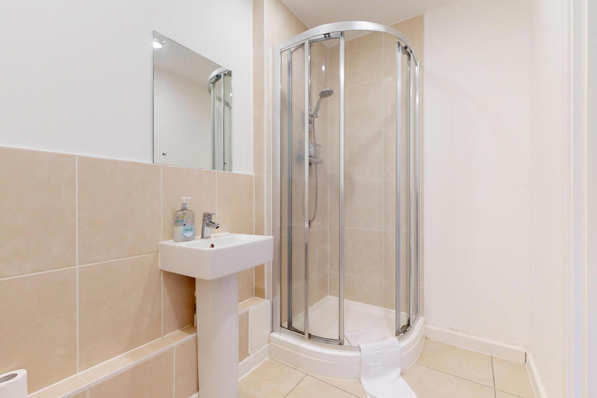 Spacious 3-bed With Balcony, 5-min Walk To Station
