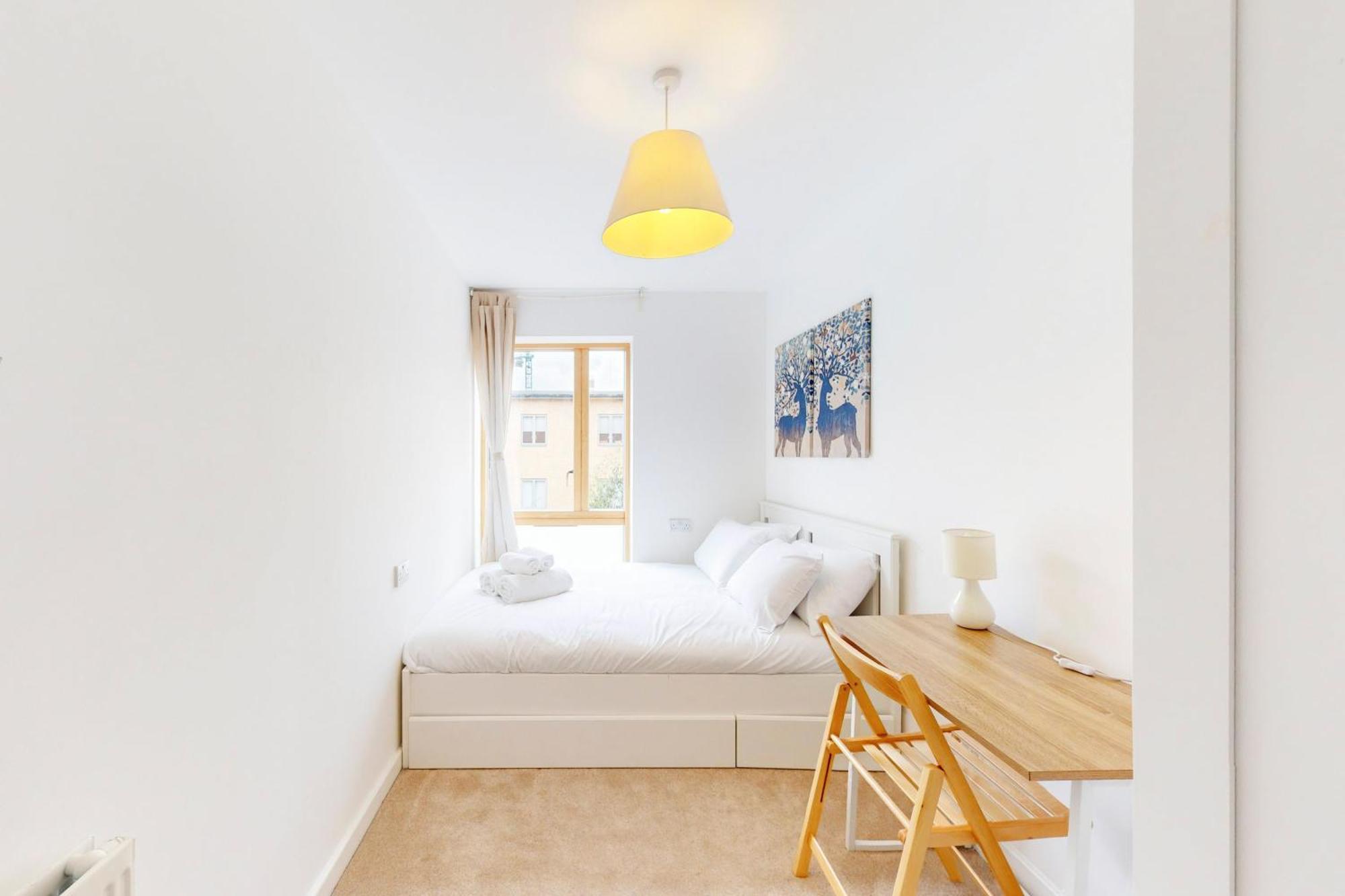 Spacious 3-bed With Balcony, 5-min Walk To Station