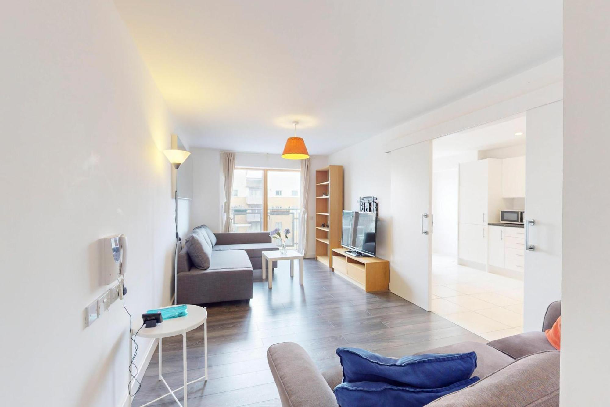 Spacious 3-bed With Balcony, 5-min Walk To Station Apartamento *