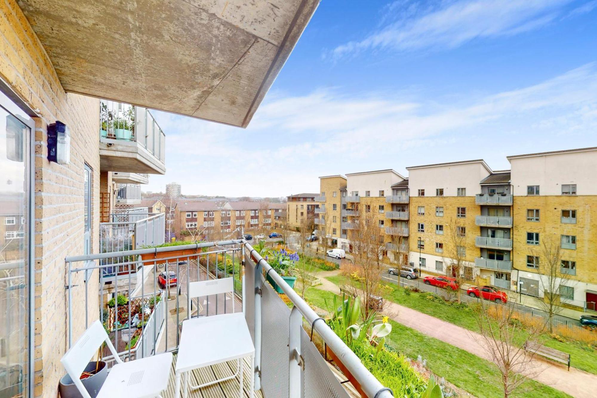 Spacious 3-bed With Balcony, 5-min Walk To Station Apartamento