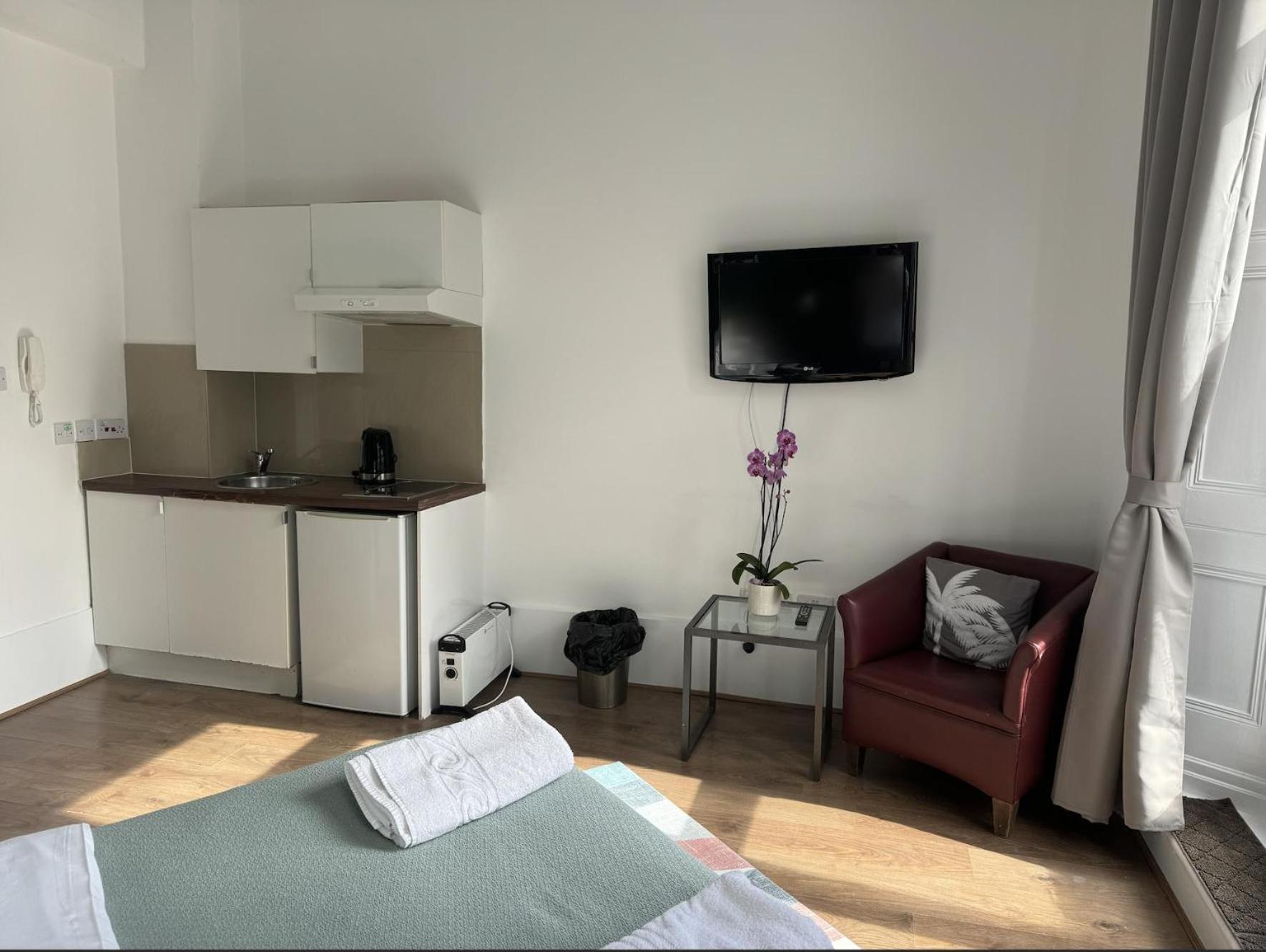 Charming Large With Balcony * Londres