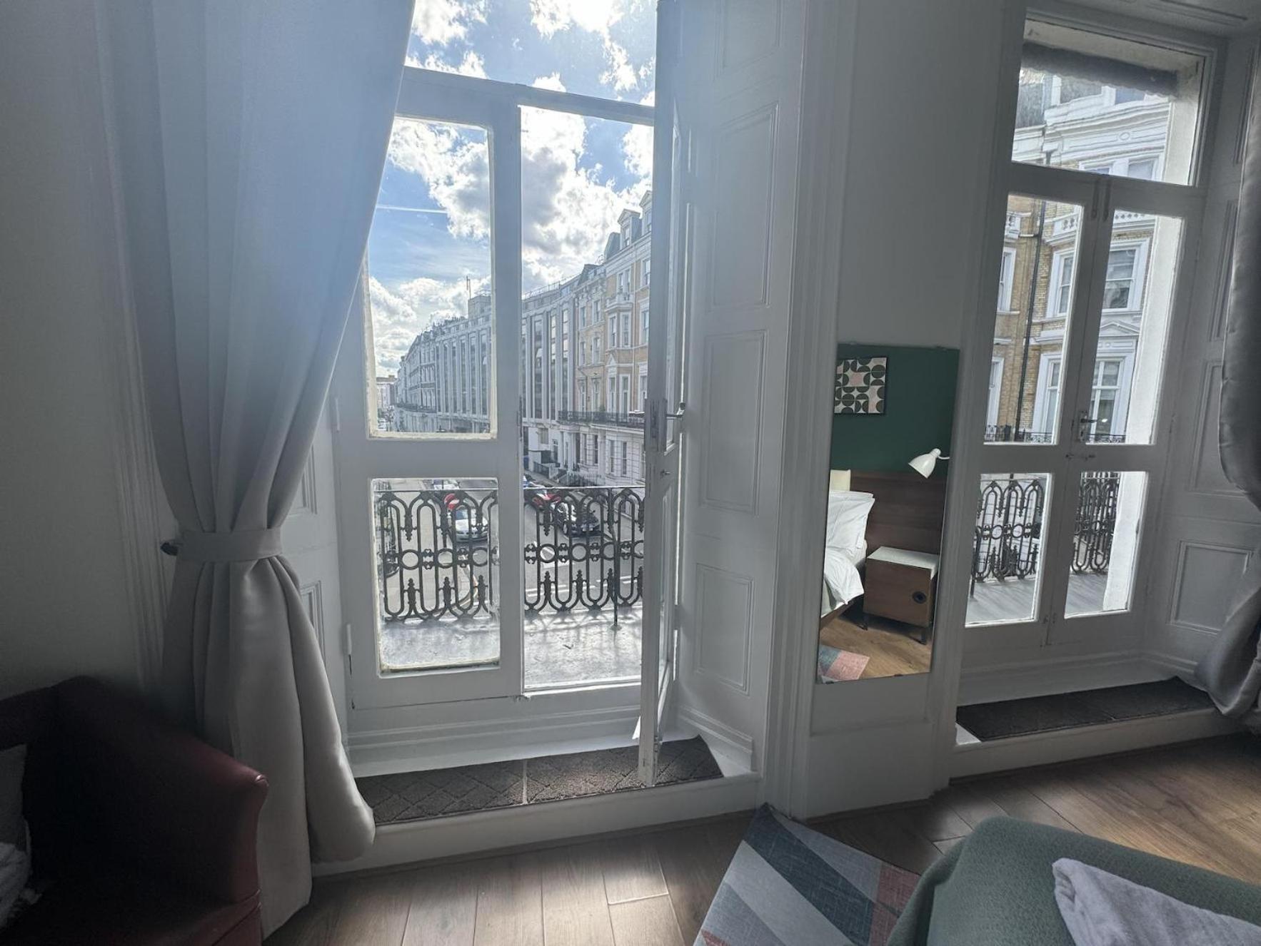 Charming Large With Balcony Londres