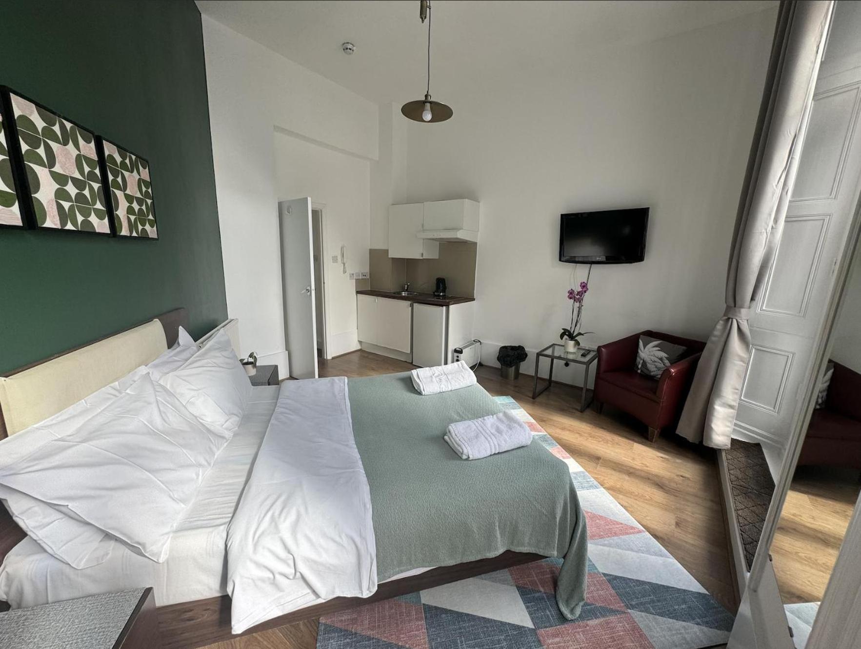 Charming Large With Balcony Appartement