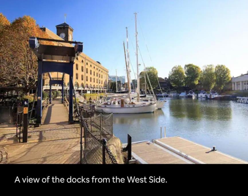 Historic Dutch Barge, Idyllic Location Londres