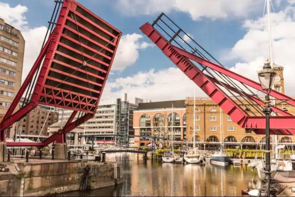 Historic Dutch Barge, Idyllic Location Londres