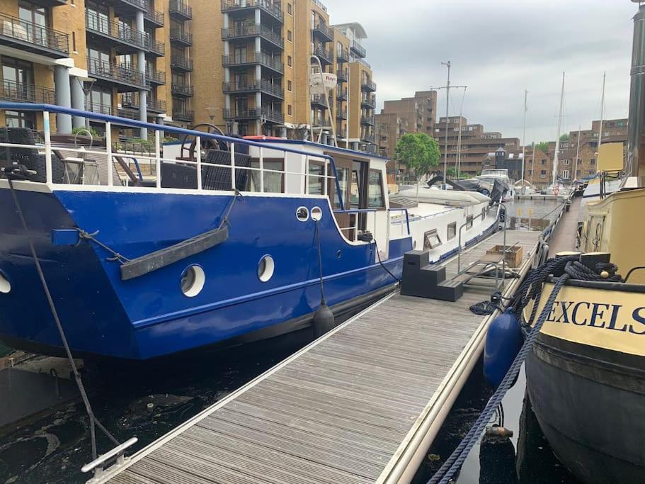 Historic Dutch Barge, Idyllic Location Londres