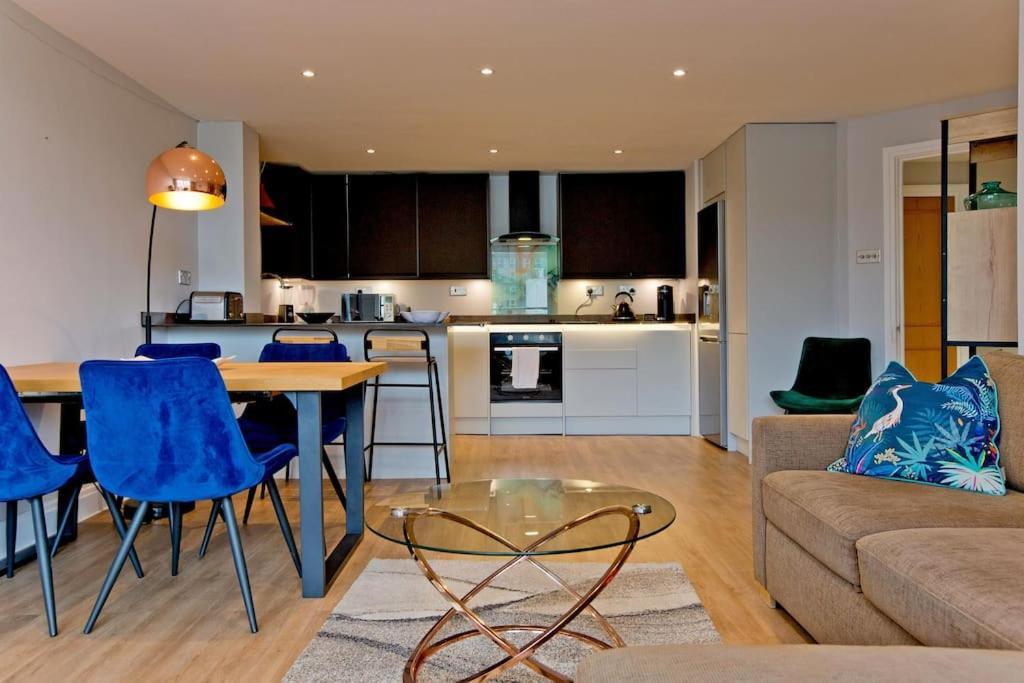 Stylish 2bed Riverside With A Balcony Apartamento *