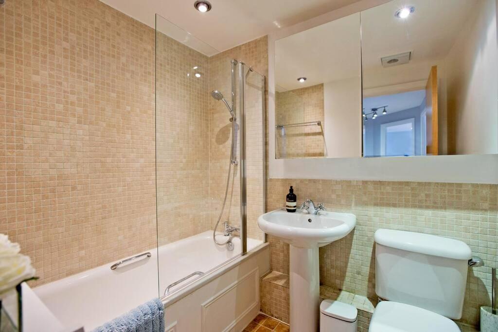 Stylish 2bed Riverside With A Balcony Londres