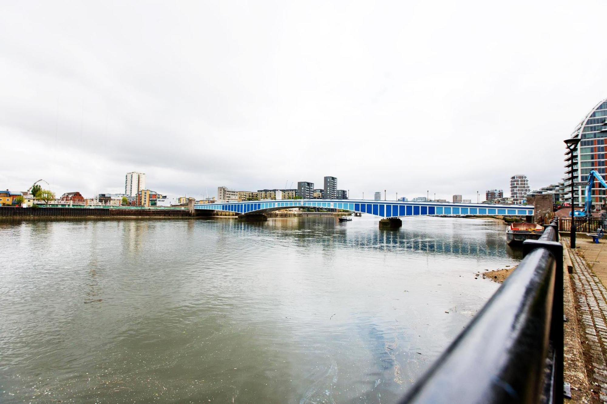 Stylish 2bed Riverside With A Balcony Apartamento *