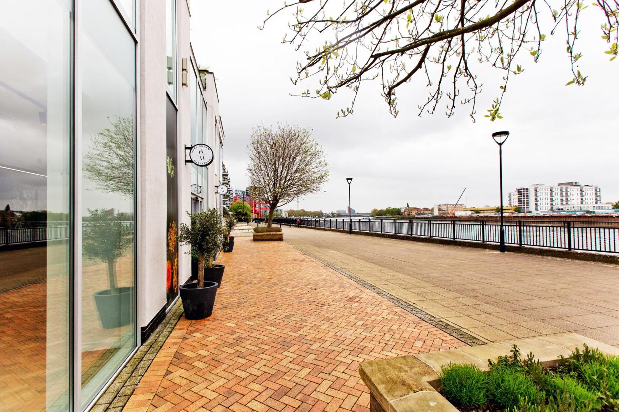 Stylish 2bed Riverside With A Balcony Londres