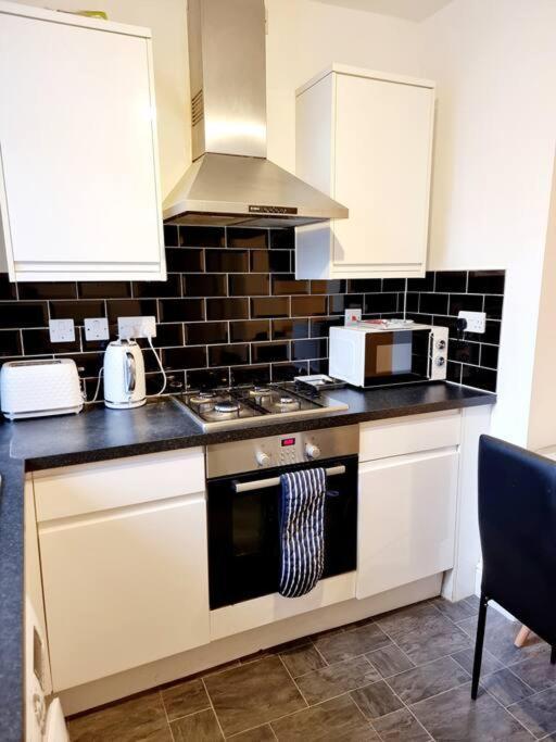 Apartamento Spacious 2 Bedroom 3 Min Walk Mile End Station -sleeps 5 *