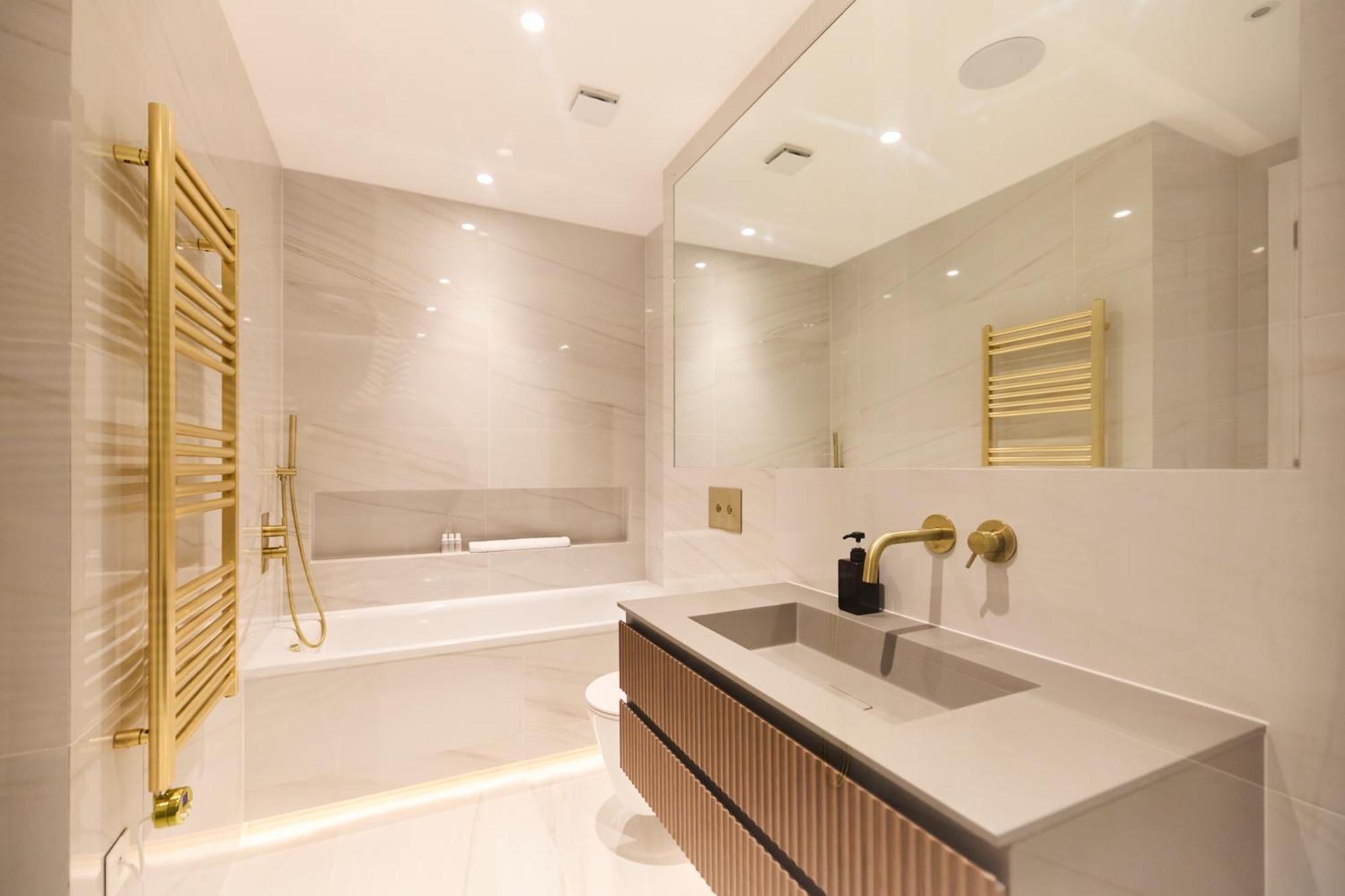 The Temple Fortune Crib - Lovely 3bdr House With Balcony Londen