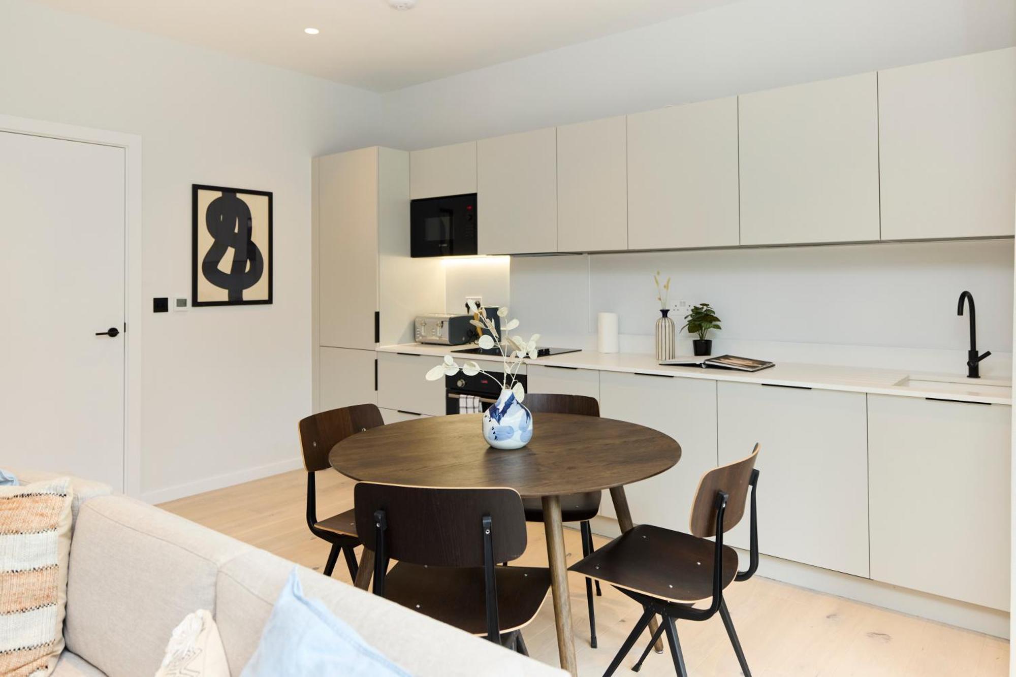 The Brondesbury Quarters - Modern 2bdr Flat With Balcony & Parking Apartment London