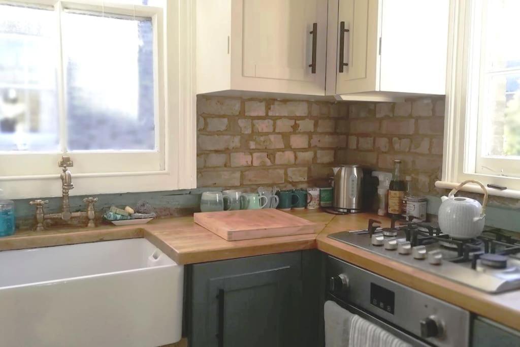 Apartment Charming With Balcony London